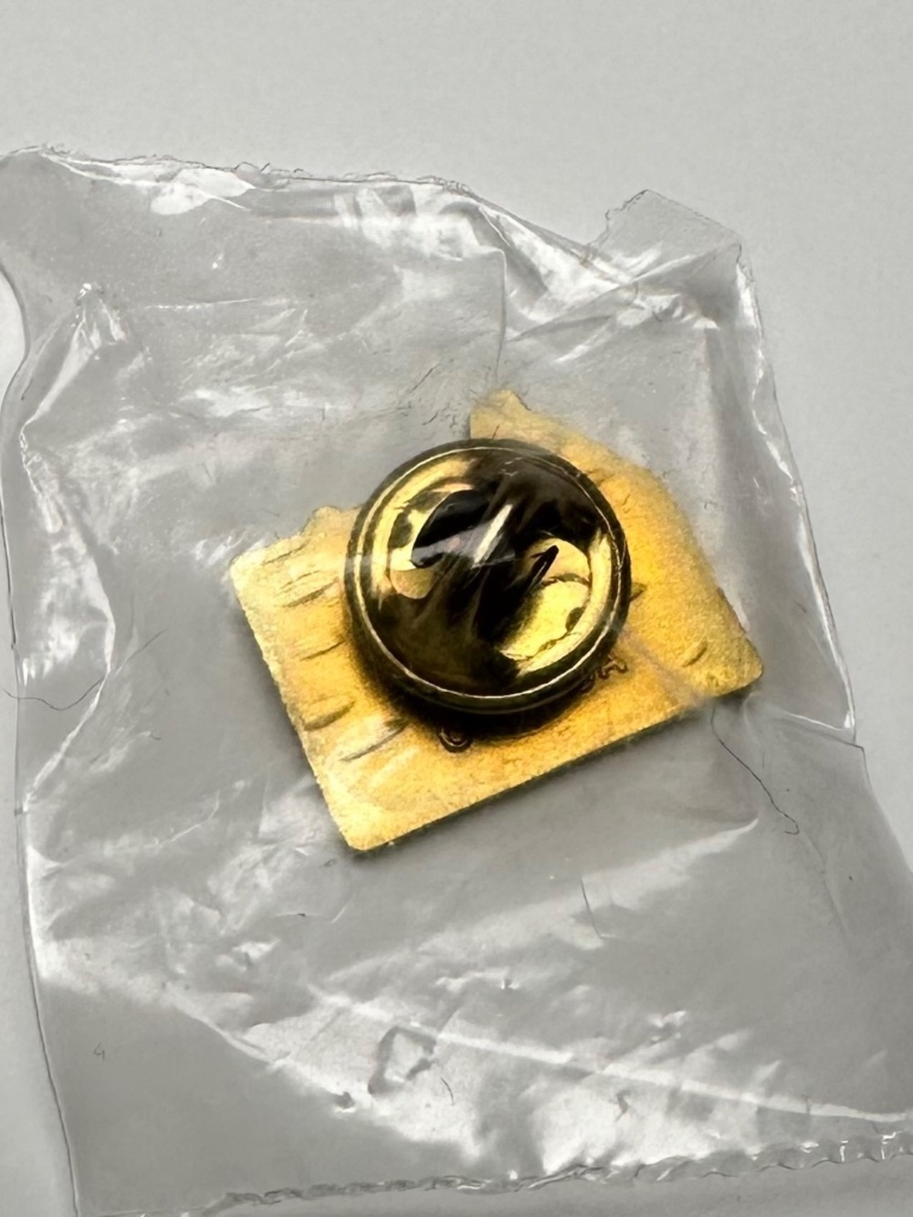 ✨2 for $10✨  Vintage Alberta Crest Lapel Pin Gold Tone Provincial Shield - Picture 2 of 2